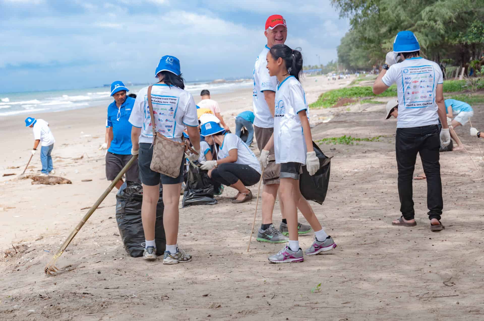 Beach cleanup event conscious travel guide